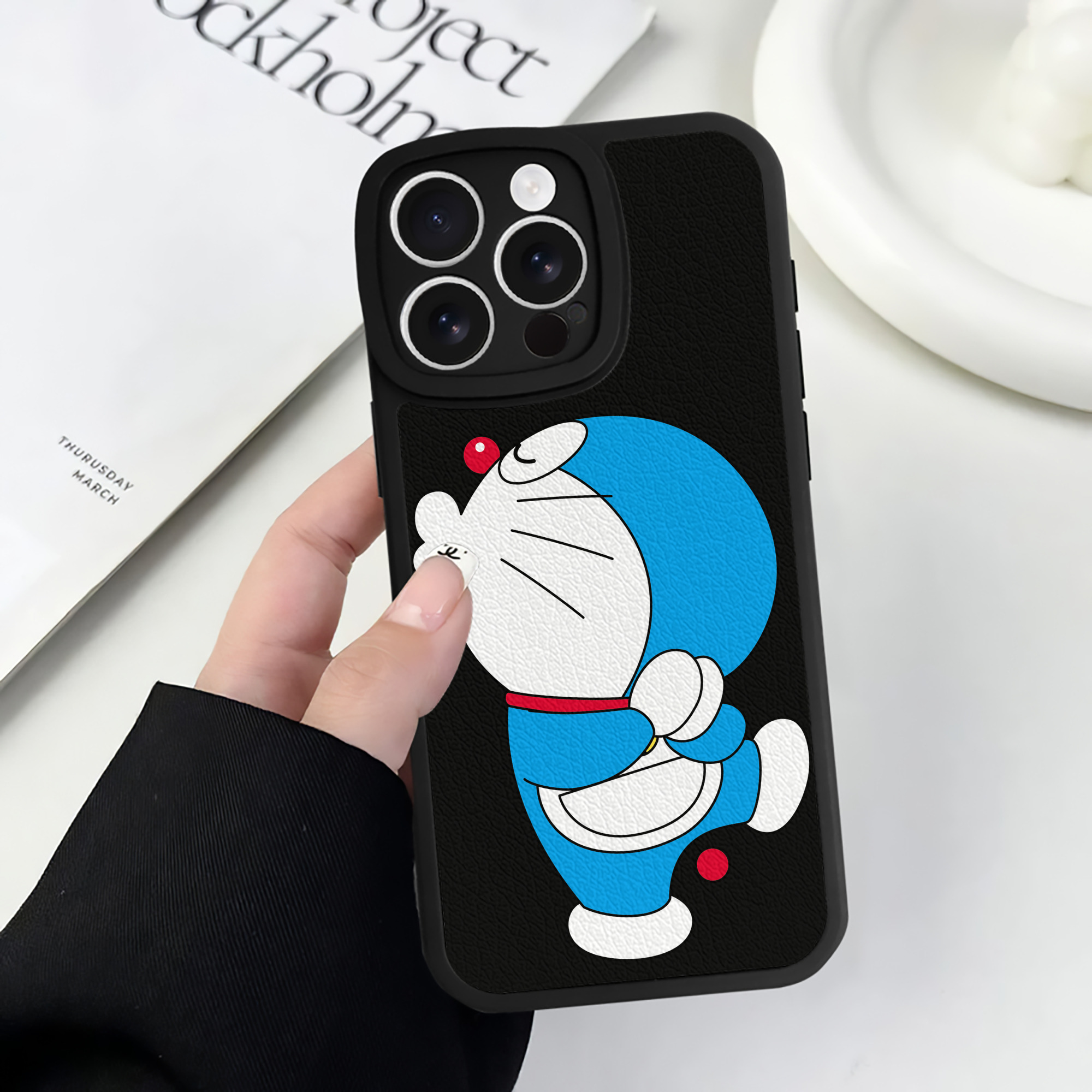 （画像用） ドラえもん Doraemon 【iPhone 16シリーズ対応】シリコンスマホケース（レザー調） 材質：シリコン